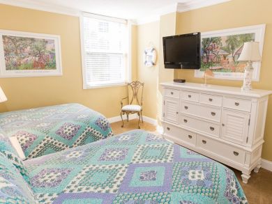 2 Bedroom Beach Condo with Wood Floors New Furnishings